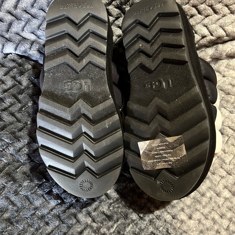 UGG Black and White Puffer Slides Size Woman’s 7. - Picture 4 of 10